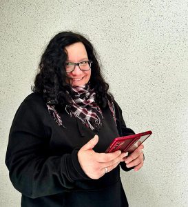 Kontakt: Sängerin Anja Odefey mit Smartphone