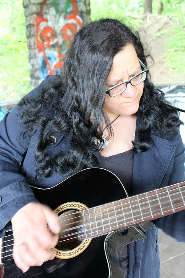 Singer Songwriter Anja Odefey im Alaunpark mit Gitarre